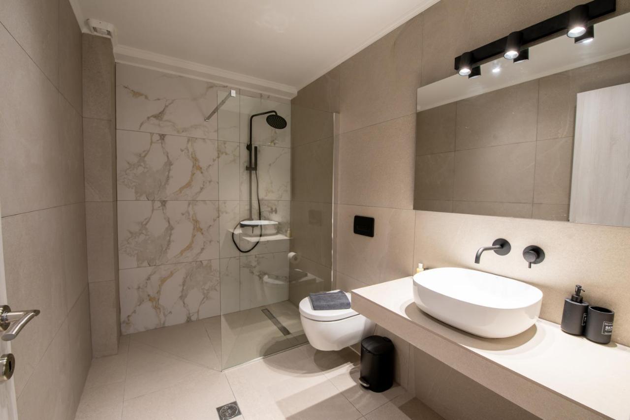 Apartment Ennea Suites-flame Flambouras