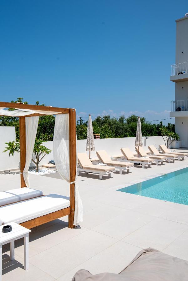 Apartment Ennea Suites-flame Flambouras